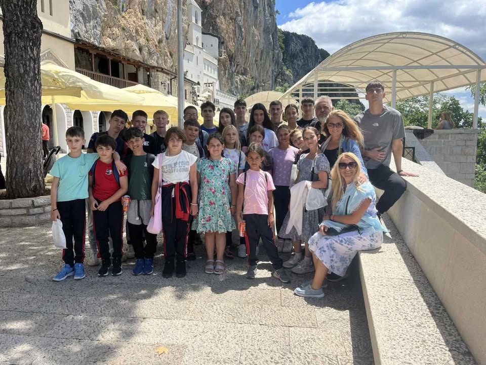 Članovi kluba na izletu, poseta manastiru Ostrog